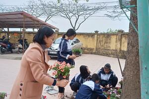 Cô giáo chủ nhiệm lớp tham gia trồng hoa tặng nhà trường