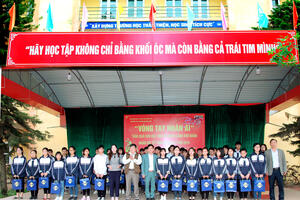 Trường THPT Dương  Quảng Hàm tổ chức tặng quà cho học sinh có hoàn cảnh khó khăn nhân dịp Tết nguyên đán Kỷ Hợi 2019