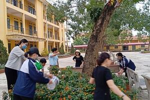 Chùm ảnh cô trò lớp 10A5- 2019 tình nguyện chăm sóc  bồn cây sau giờ học