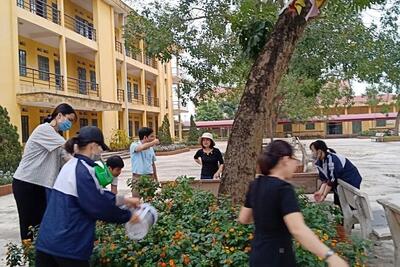 Chùm ảnh cô trò lớp 10A5- 2019 tình nguyện chăm sóc  bồn cây sau giờ học
