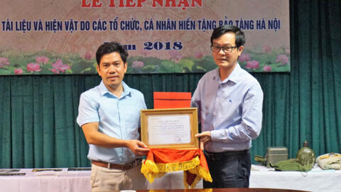 Trường THPT Dương Quảng Hàm Trao tặng Bảo tàng Hà Nội  hiện vật về cố Giáo sư, liệt sĩ Dương Quảng Hàm.  